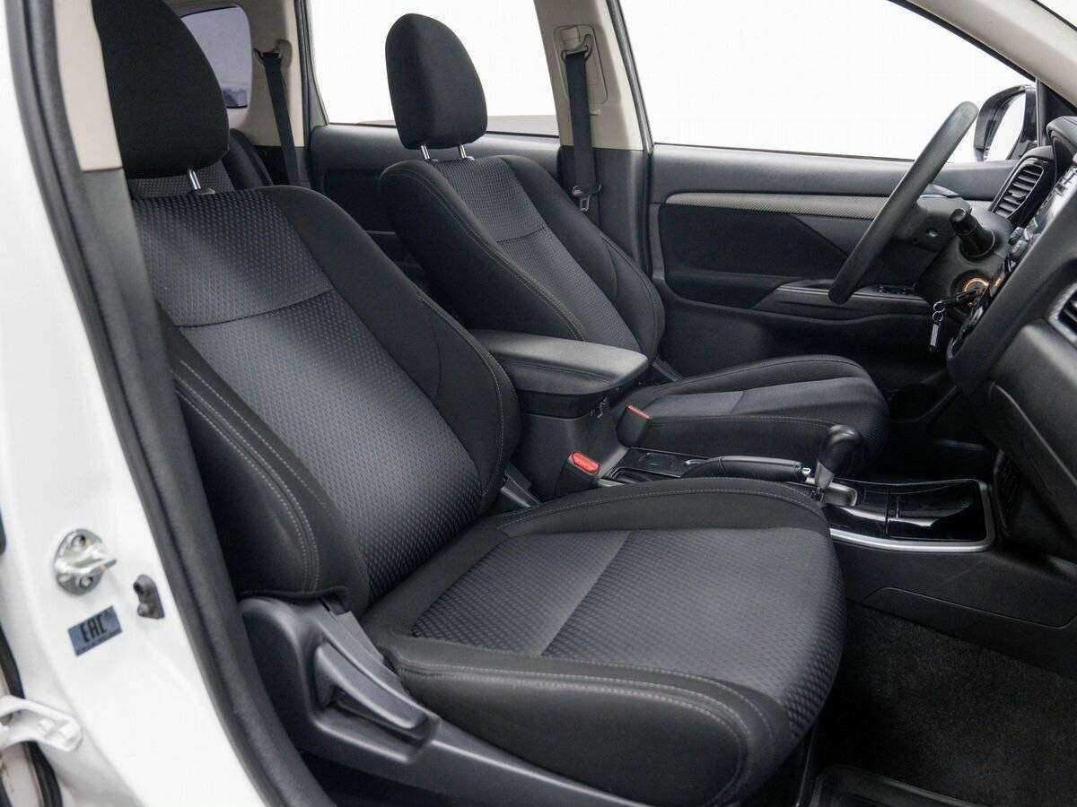 Б/У Митсубиши Оутлэндер 2018 года. Фото: #7