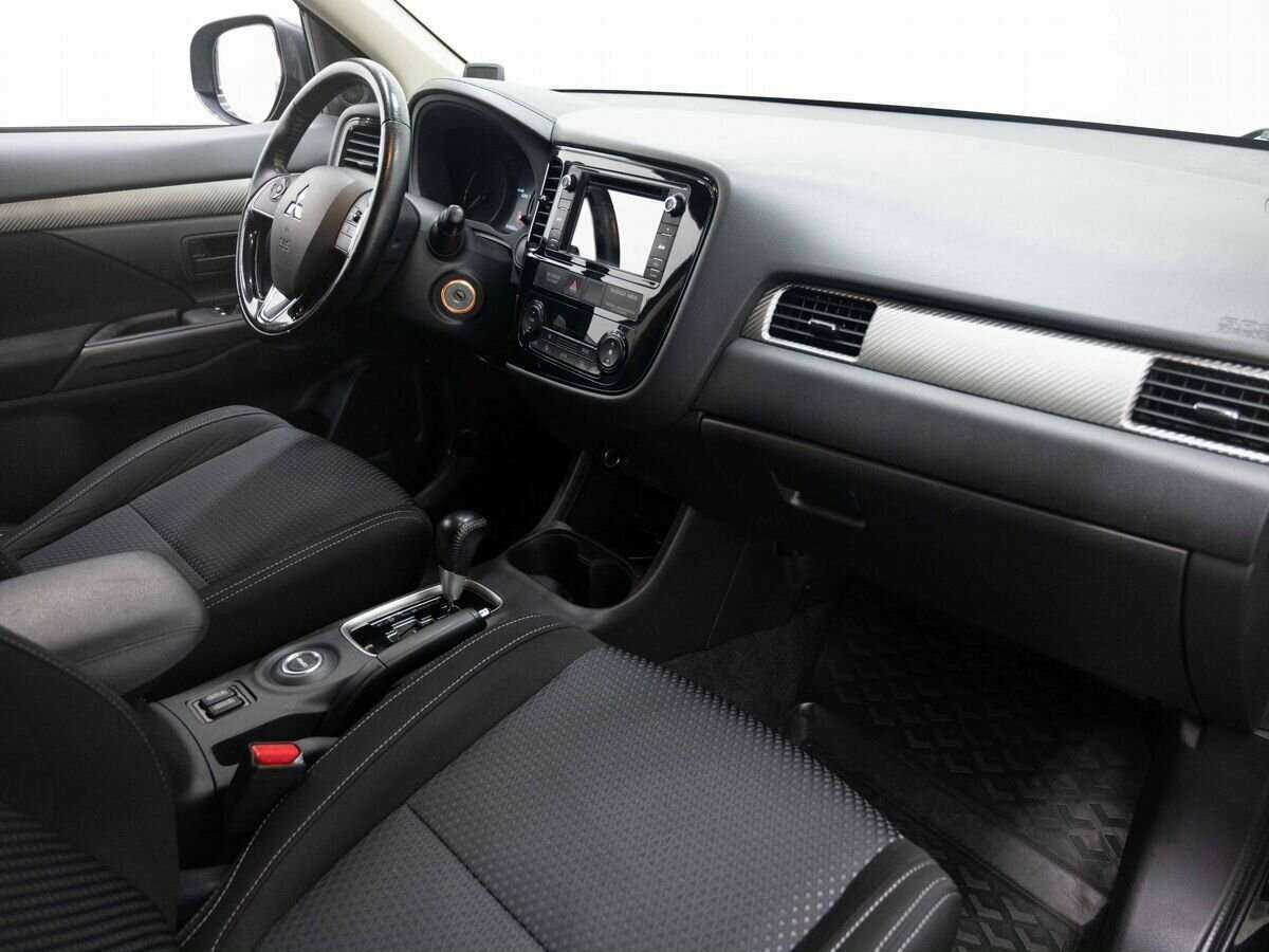 Б/У Митсубиши Оутлэндер 2016 года. Фото: #10