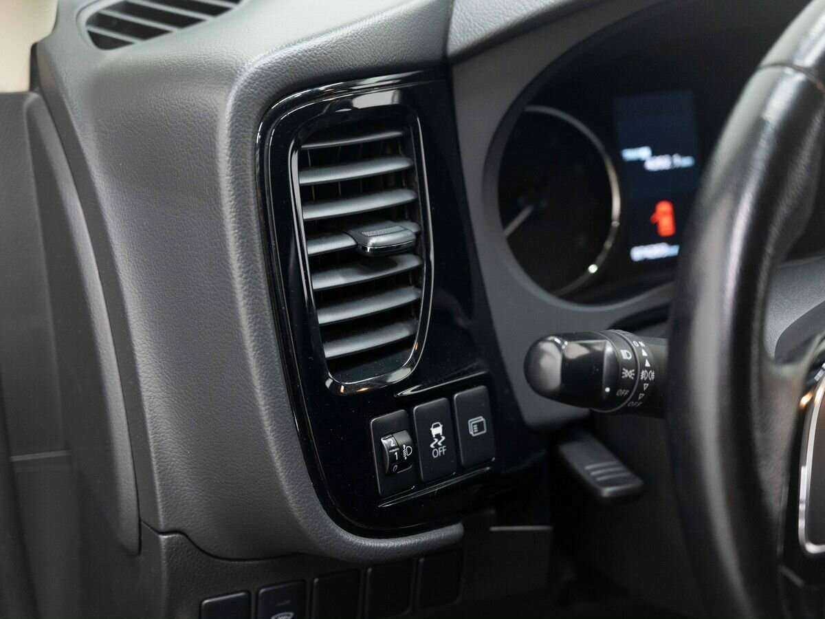 Б/У Митсубиши Оутлэндер 2016 года. Фото: #18