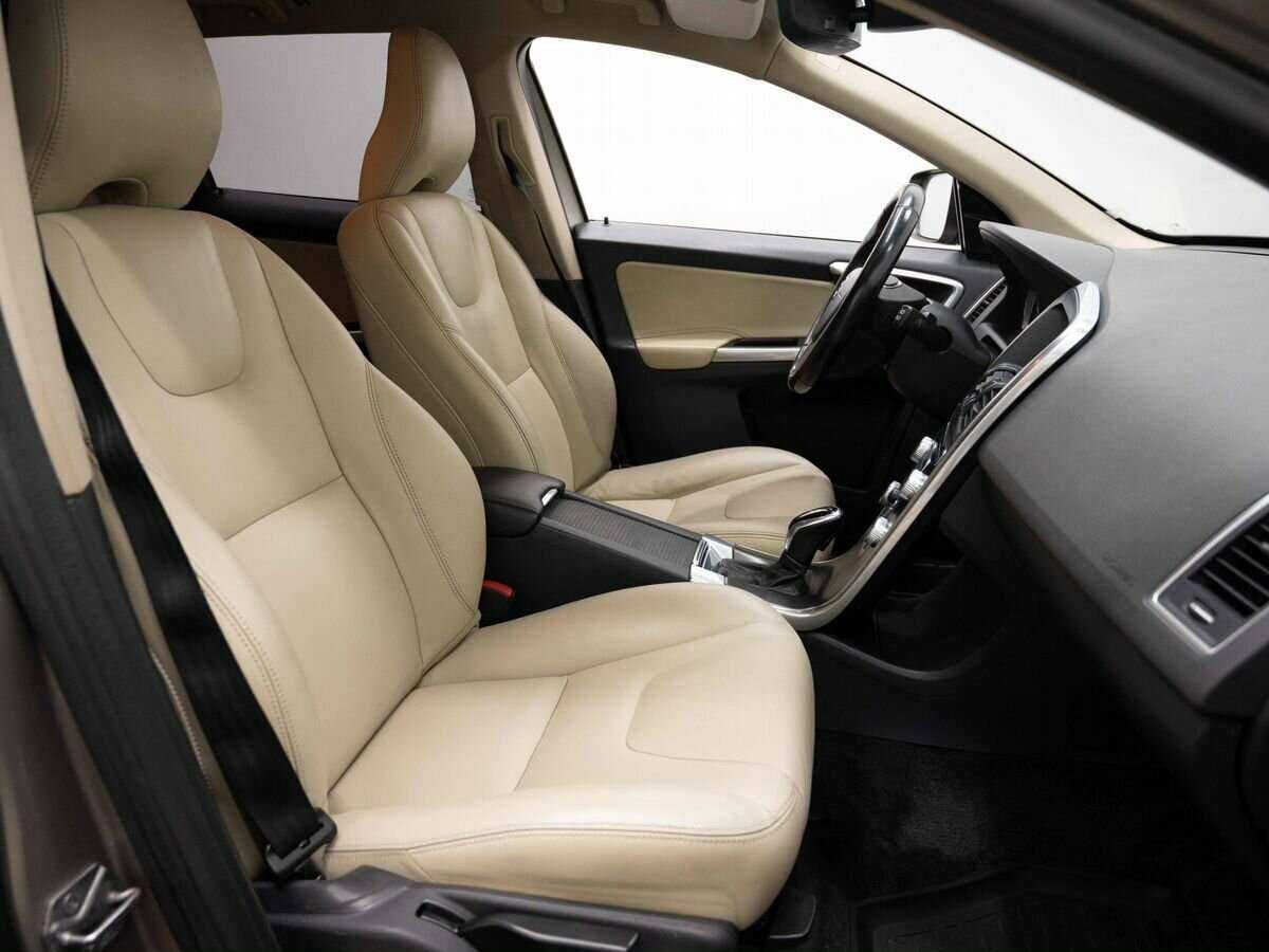 Б/У Вольво ИксЦ60 2014 года. Фото: #11