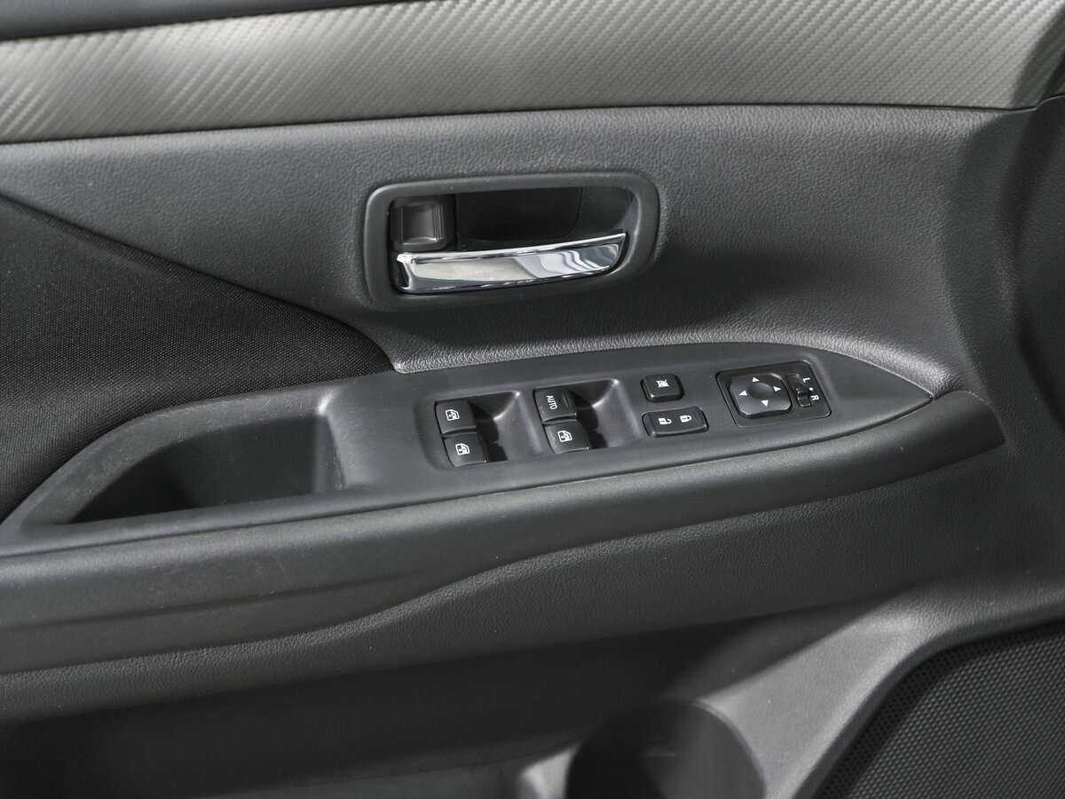 Б/У Митсубиши Оутлэндер 2018 года. Фото: #14