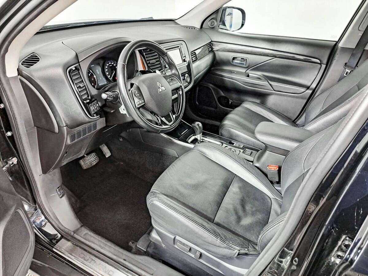 Б/У Митсубиши Оутлэндер 2017 года. Фото: #13