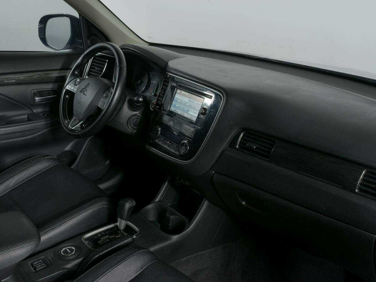 Б/У Митсубиши Оутлэндер 2016 года. Фото: #6