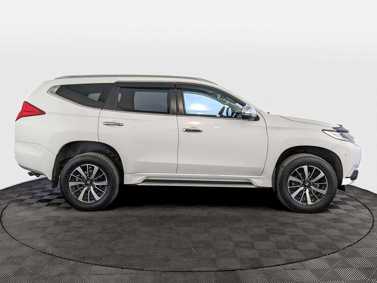 Mitsubishi Pajero Sport 2017 года с пробегом. Фото: #3
