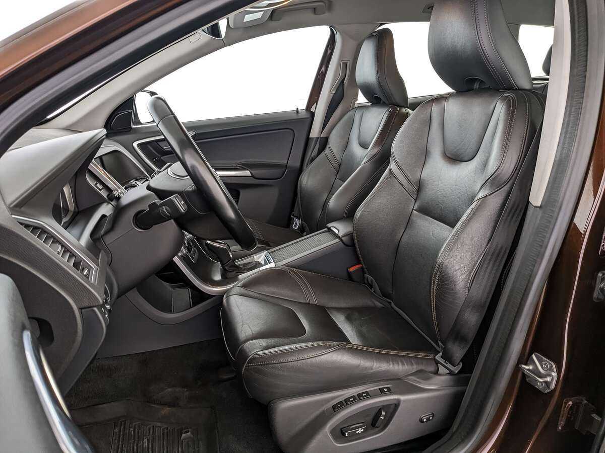 Б/У Вольво ИксЦ60 2015 года. Фото: #15