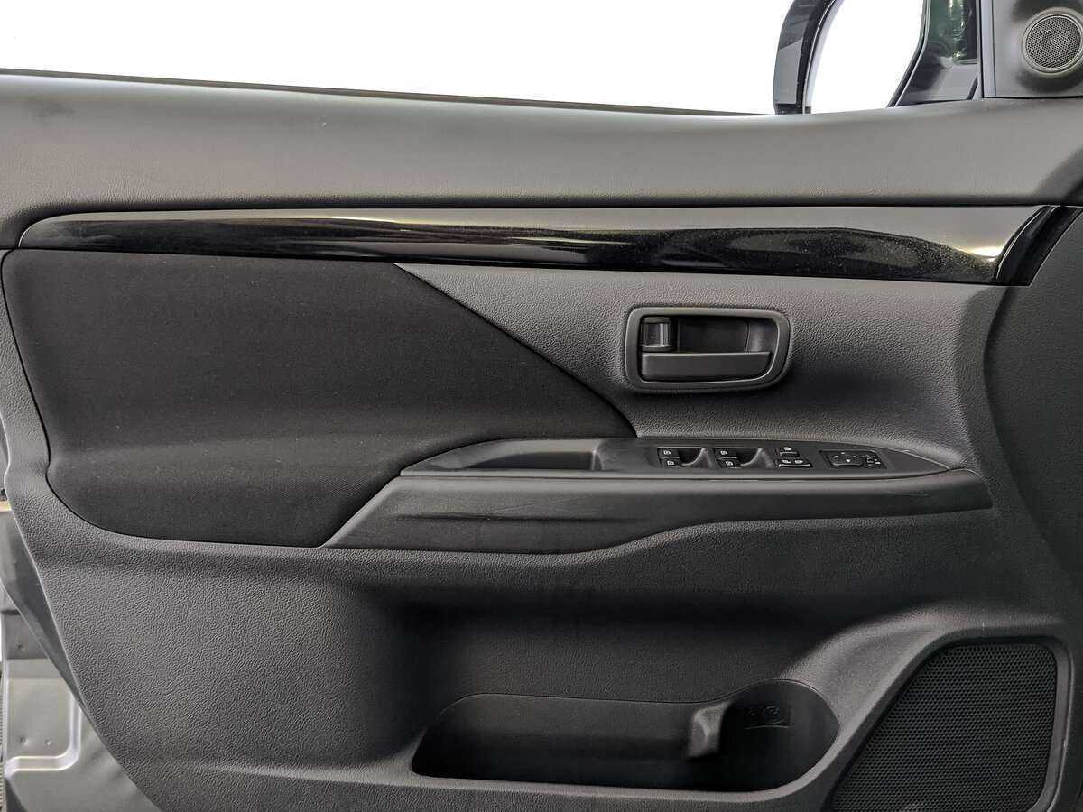 Б/У Митсубиши Оутлэндер 2019 года. Фото: #14