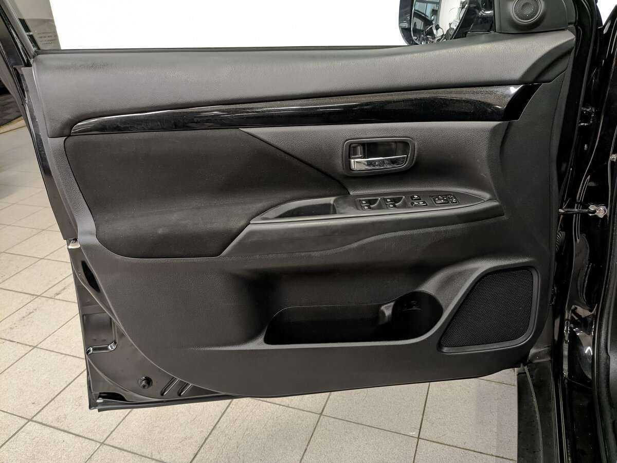 Б/У Митсубиши Оутлэндер 2020 года. Фото: #14