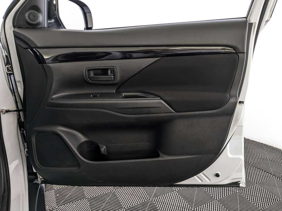 Б/У Митсубиши Оутлэндер 2019 года. Фото: #20