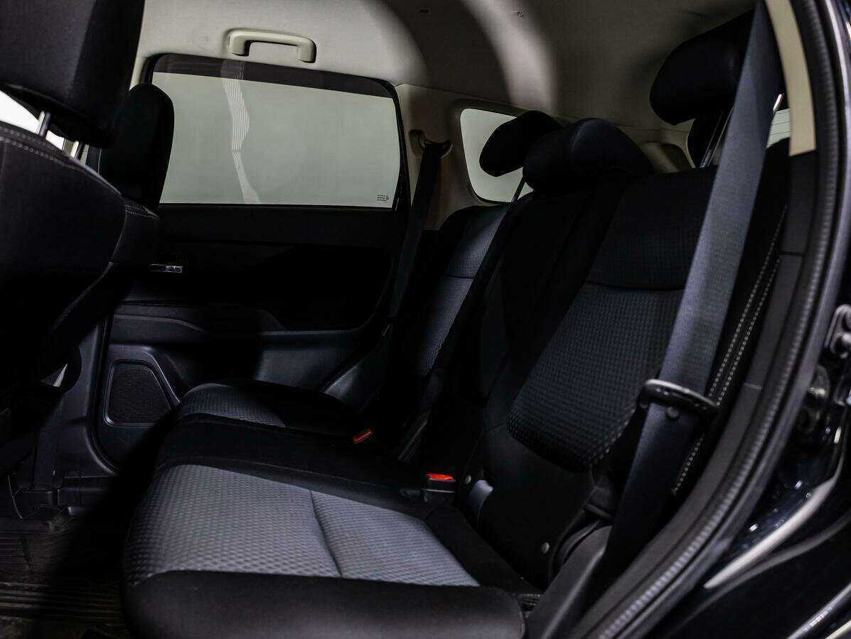 Б/У Митсубиши Оутлэндер 2017 года. Фото: #7