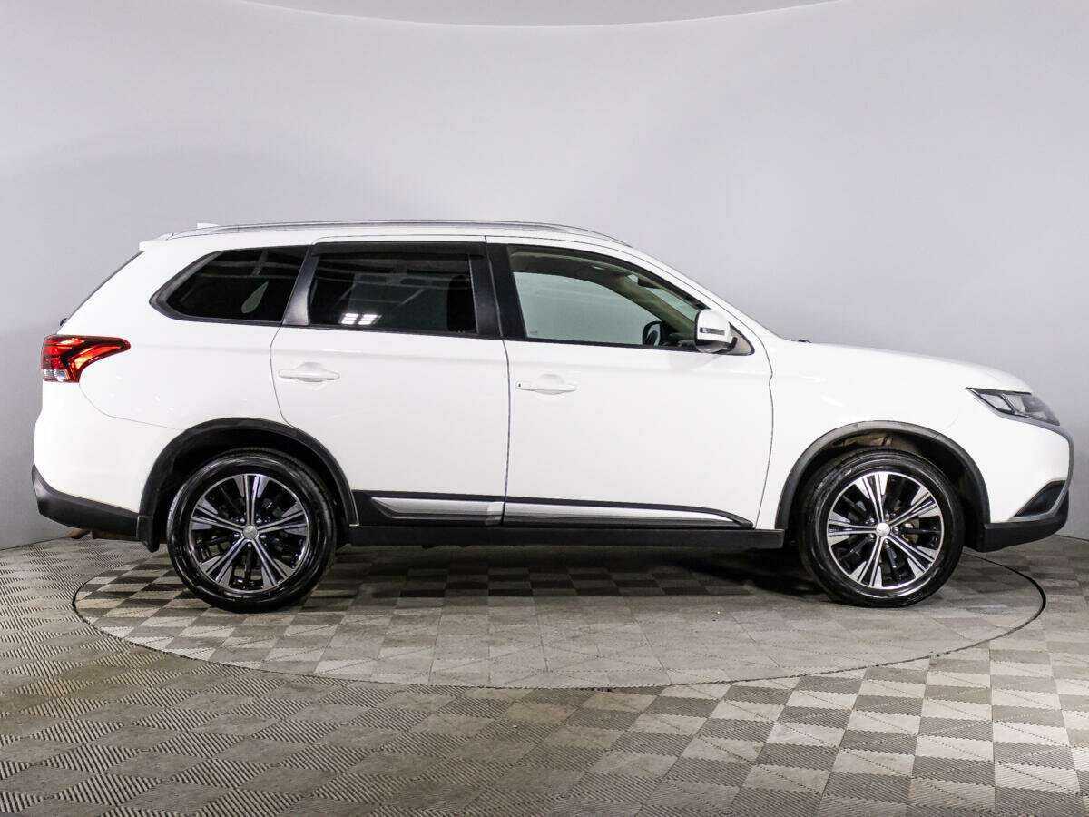 Б/У Митсубиши Оутлэндер 2019 года. Фото: #3