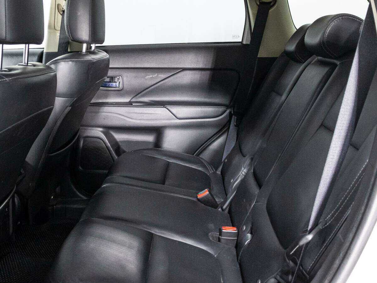 Б/У Митсубиши Оутлэндер 2019 года. Фото: #9