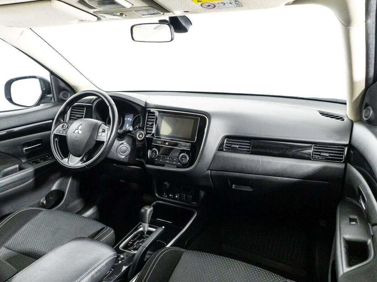 Б/У Митсубиши Оутлэндер 2020 года. Фото: #8