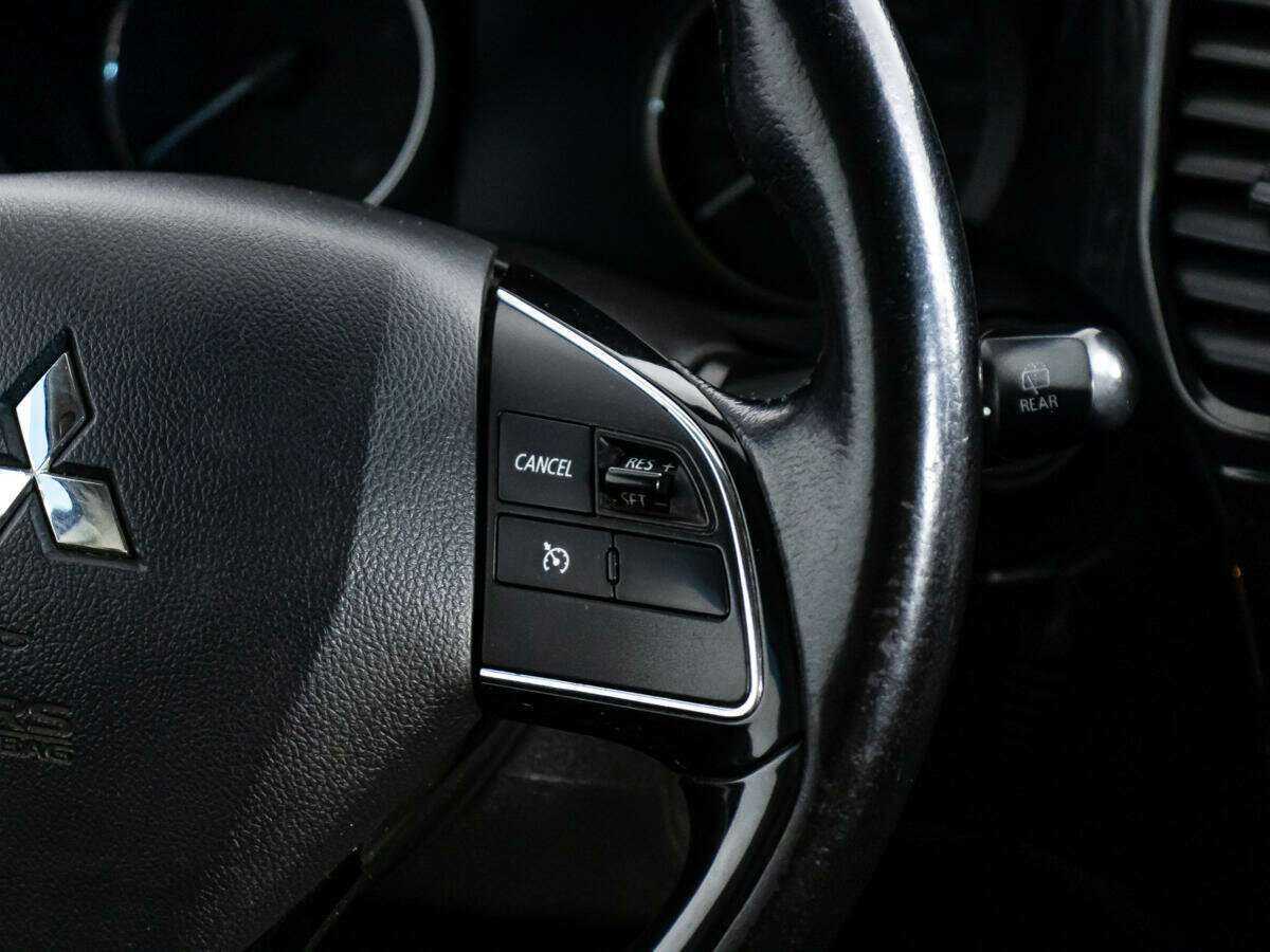 Б/У Митсубиши Оутлэндер 2016 года. Фото: #18