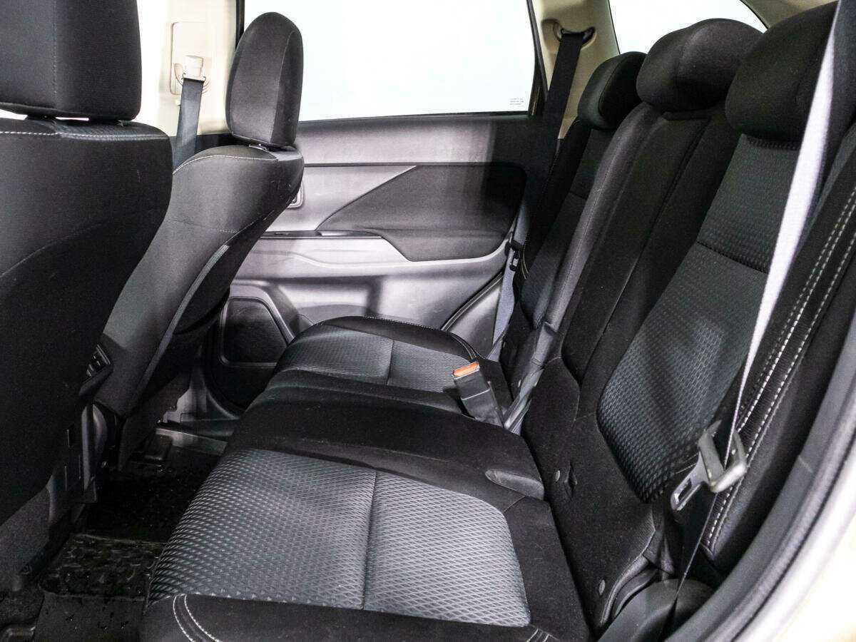 Б/У Митсубиши Оутлэндер 2019 года. Фото: #9