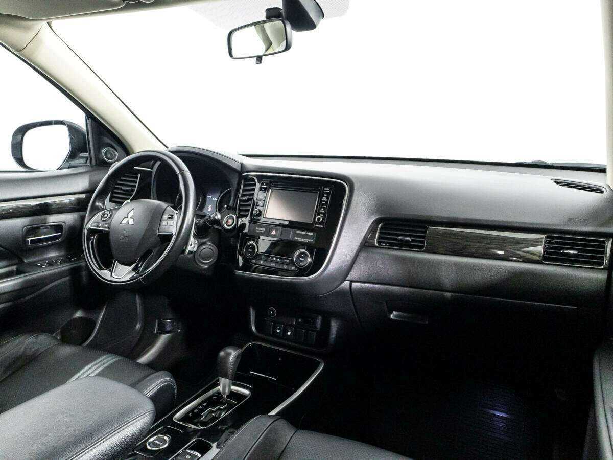 Б/У Митсубиши Оутлэндер 2017 года. Фото: #8