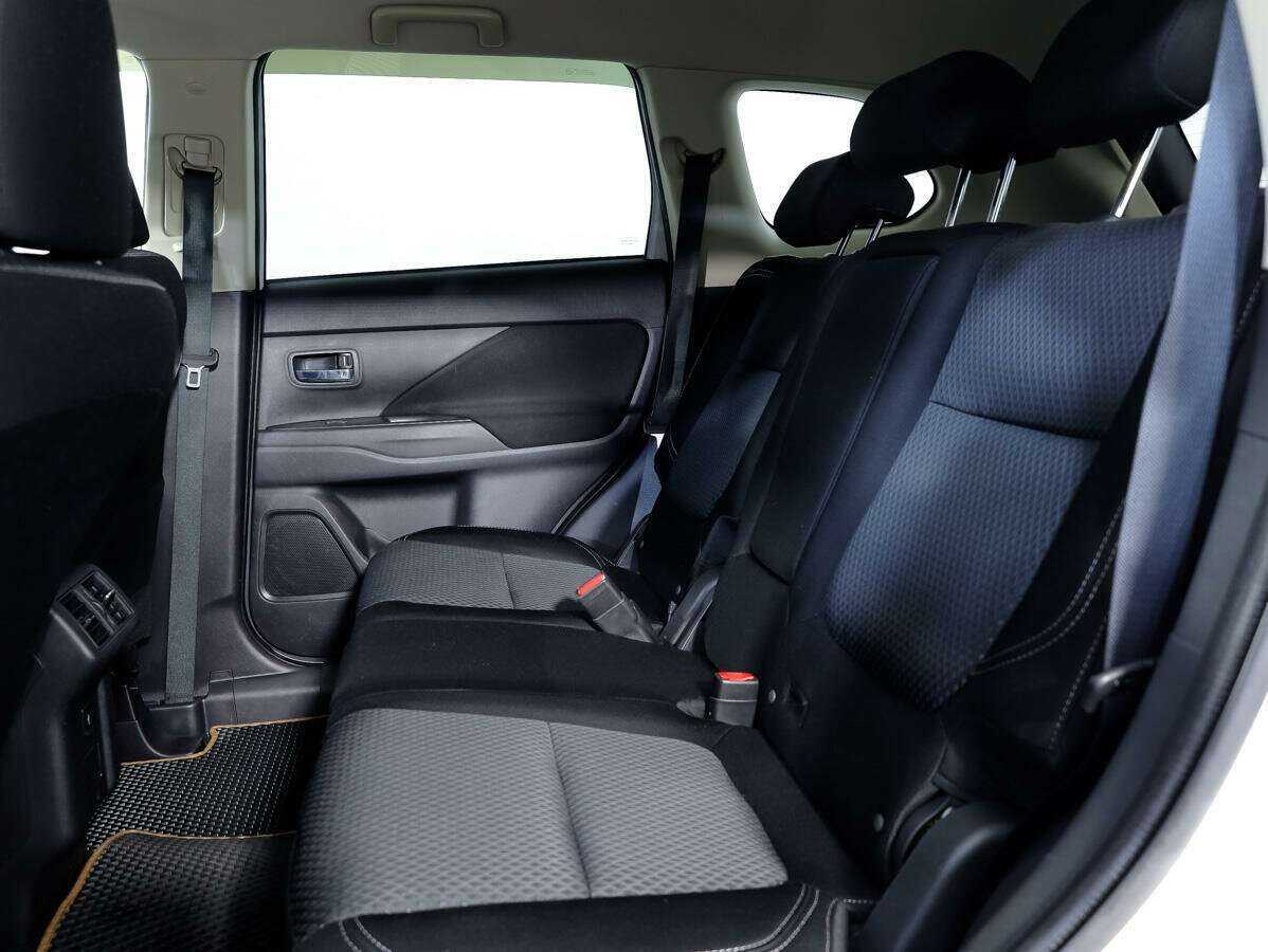 Б/У Митсубиши Оутлэндер 2018 года. Фото: #12