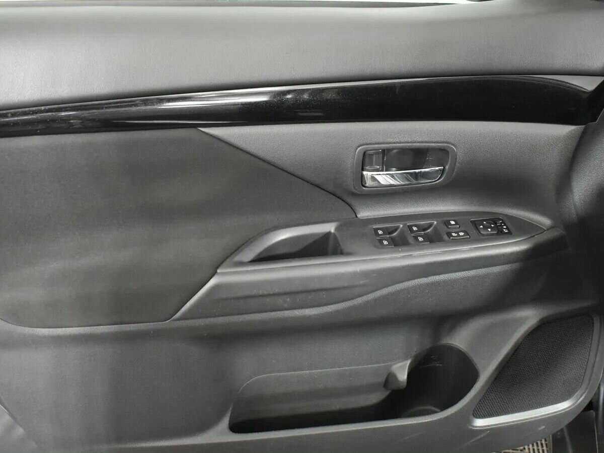 Б/У Митсубиши Оутлэндер 2019 года. Фото: #15