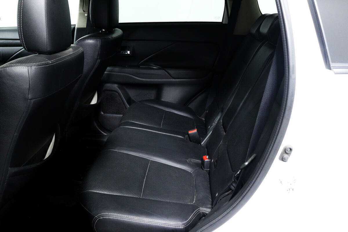 Б/У Митсубиши Оутлэндер 2016 года. Фото: #11