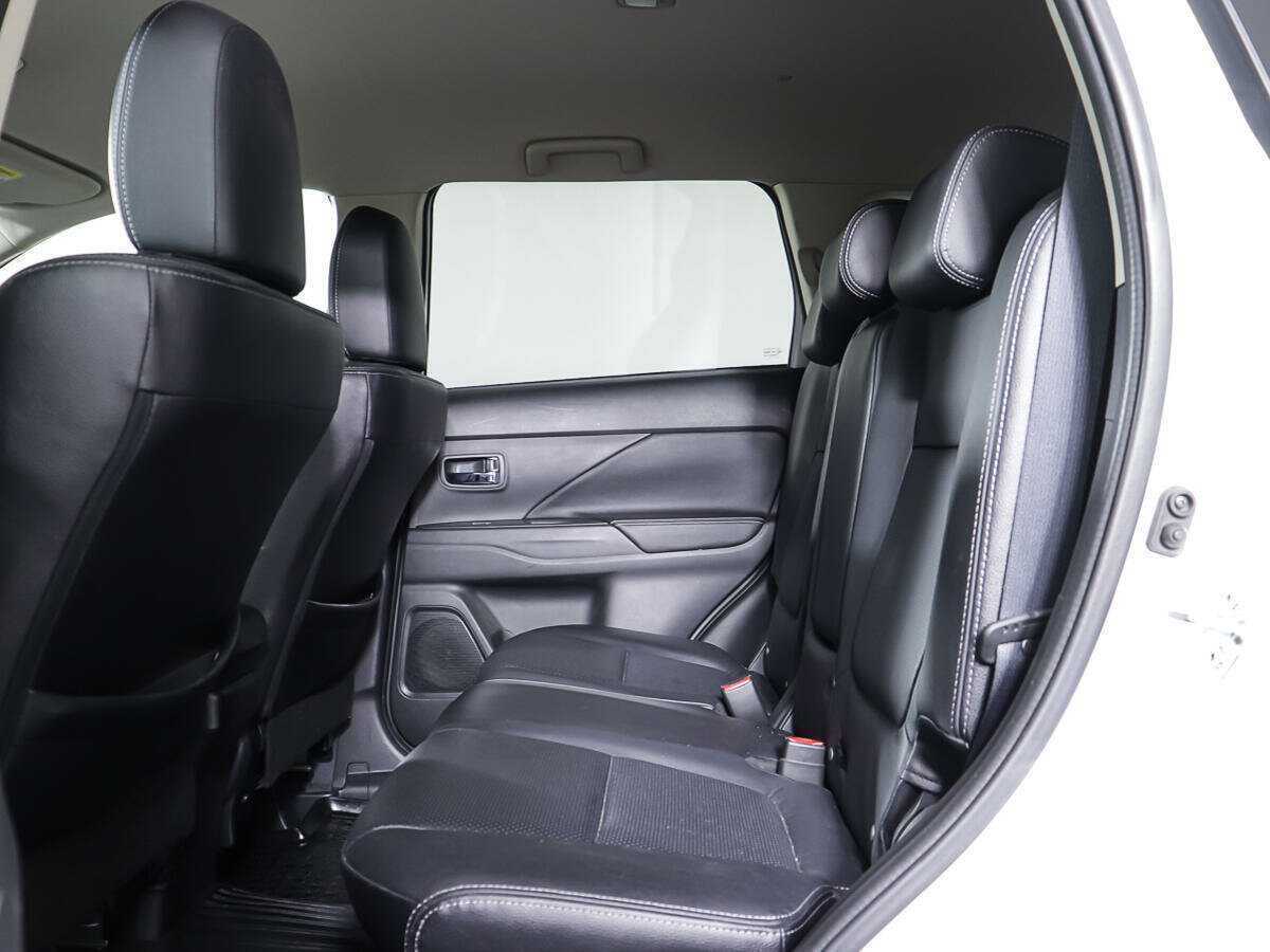 Б/У Митсубиши Оутлэндер 2016 года. Фото: #9