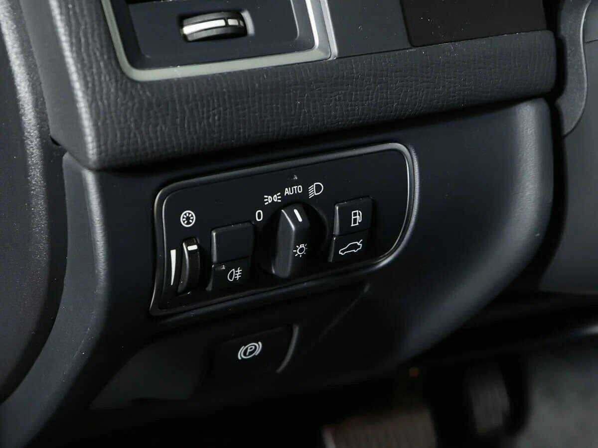 Б/У Вольво ИксЦ60 2017 года. Фото: #18