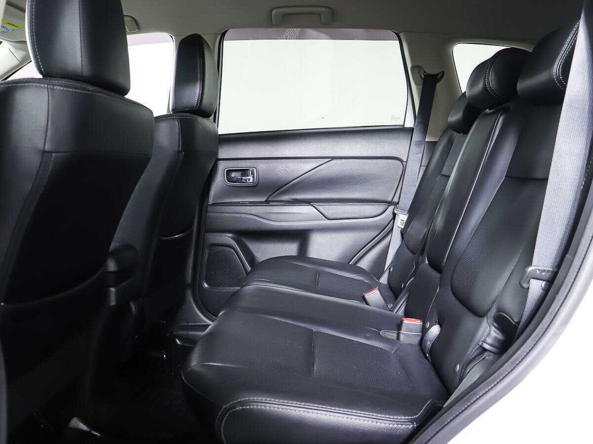 Б/У Митсубиши Оутлэндер 2017 года. Фото: #9