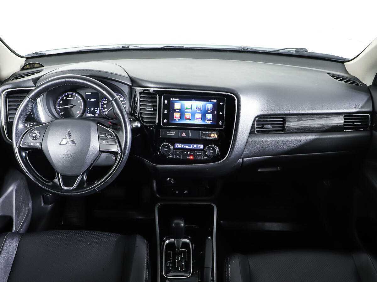 Б/У Митсубиши Оутлэндер 2017 года. Фото: #10