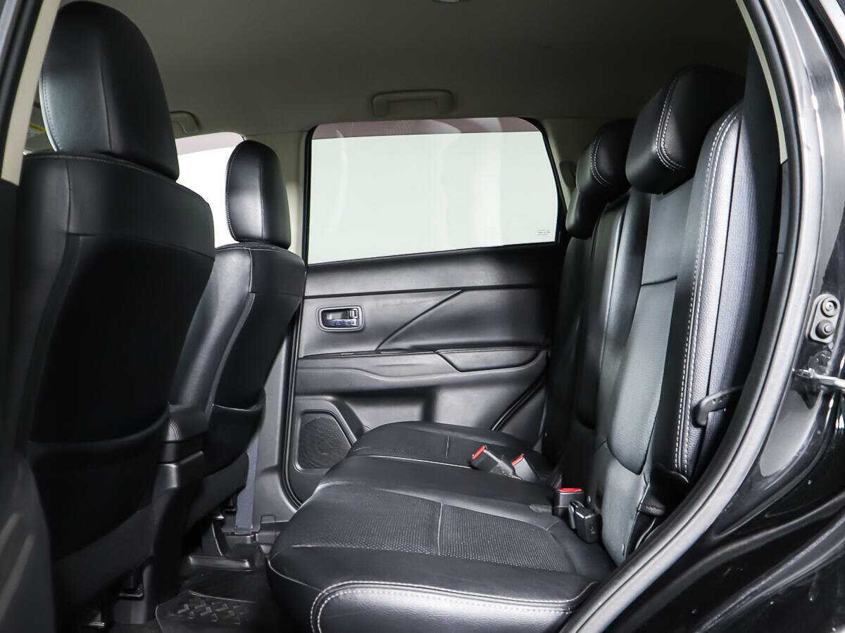 Б/У Митсубиши Оутлэндер 2015 года. Фото: #9