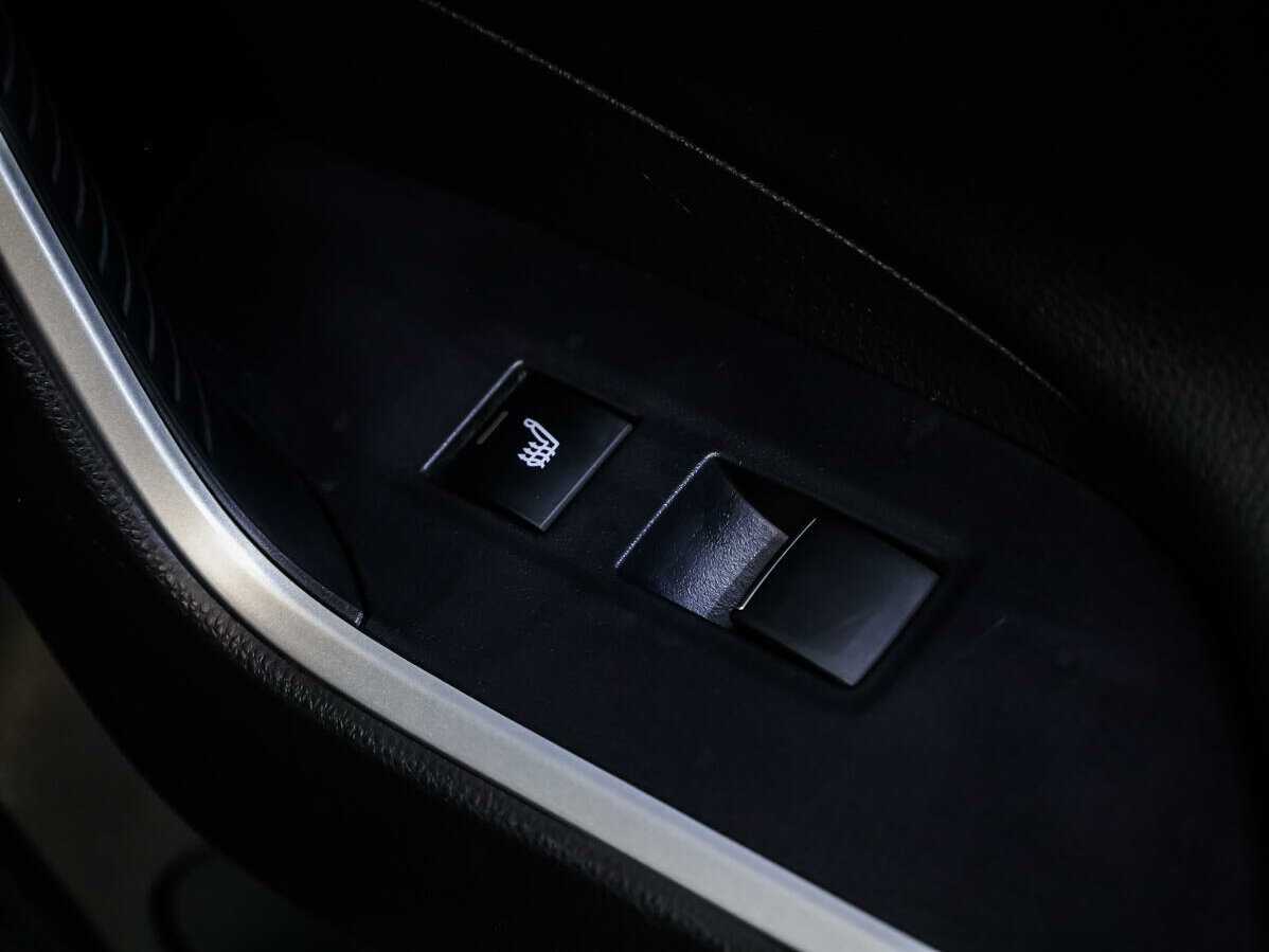 Toyota RAV4 2021 года с пробегом. Фото: #2