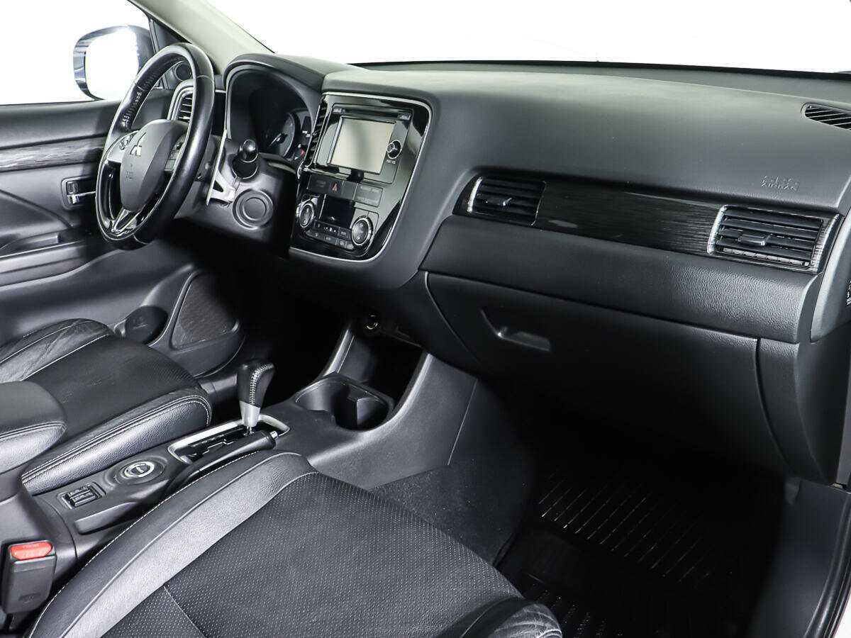 Б/У Митсубиши Оутлэндер 2015 года. Фото: #8