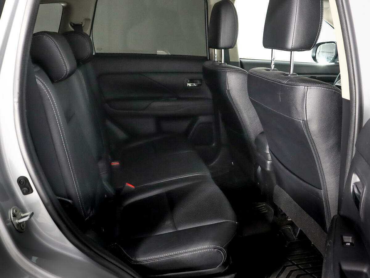 Б/У Митсубиши Оутлэндер 2017 года. Фото: #11