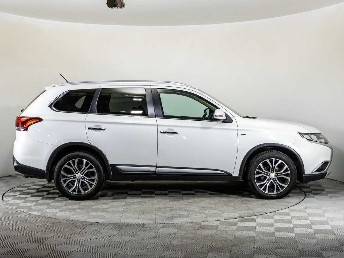 Б/У Митсубиши Оутлэндер 2016 года. Фото: #3