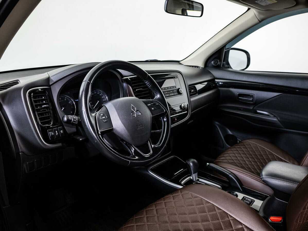 Б/У Митсубиши Оутлэндер 2020 года. Фото: #8