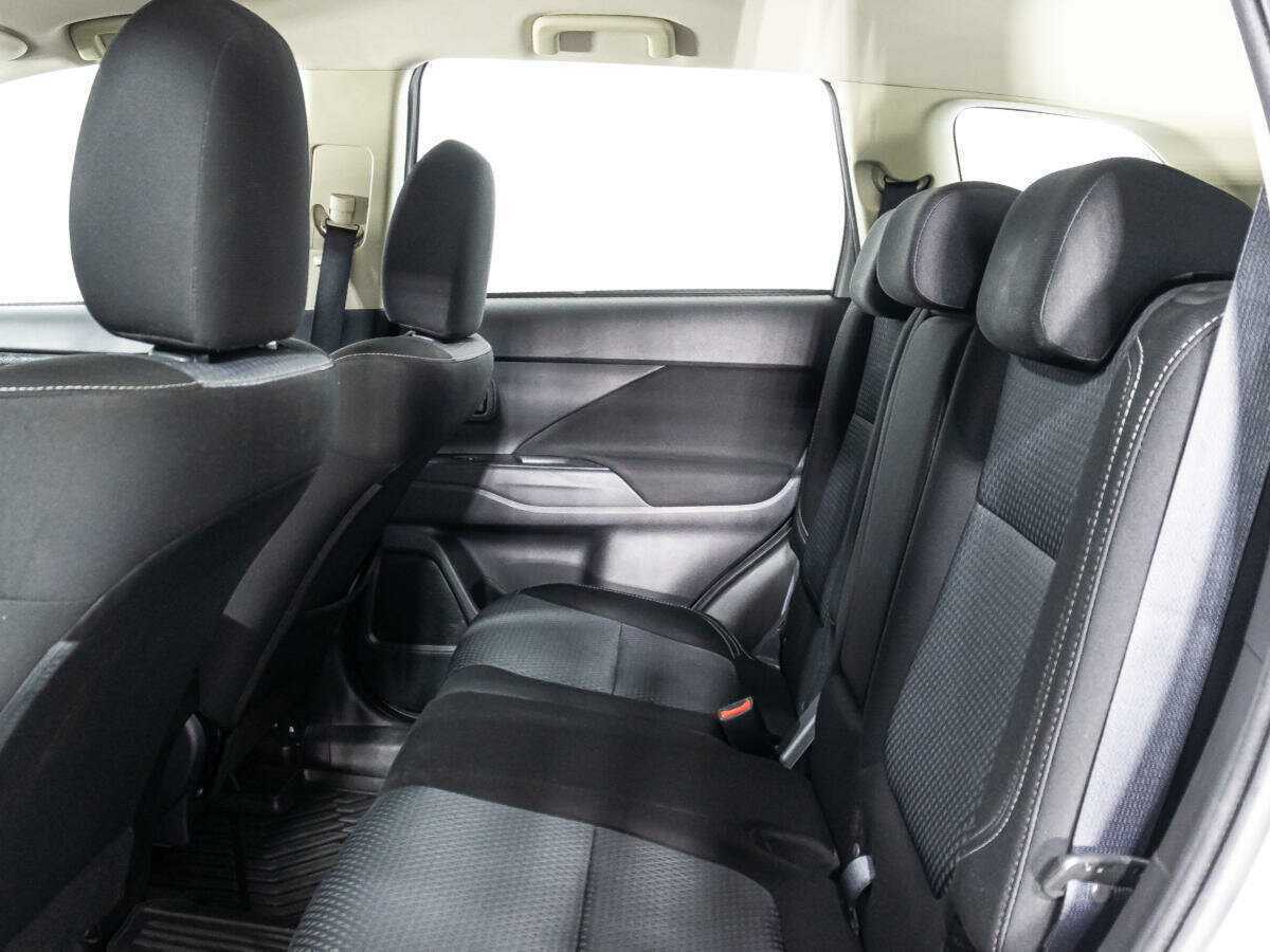 Б/У Митсубиши Оутлэндер 2020 года. Фото: #9