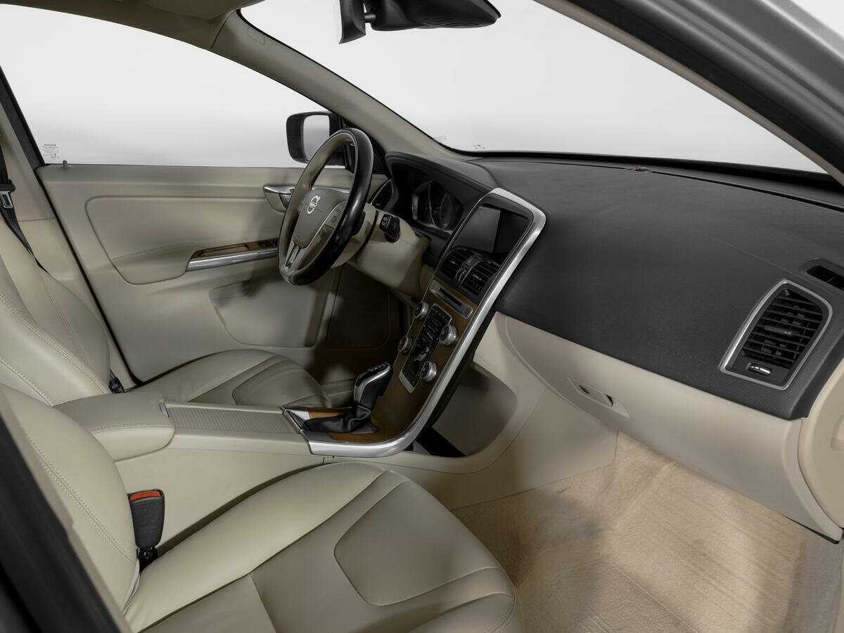 Б/У Вольво ИксЦ60 2015 года. Фото: #8