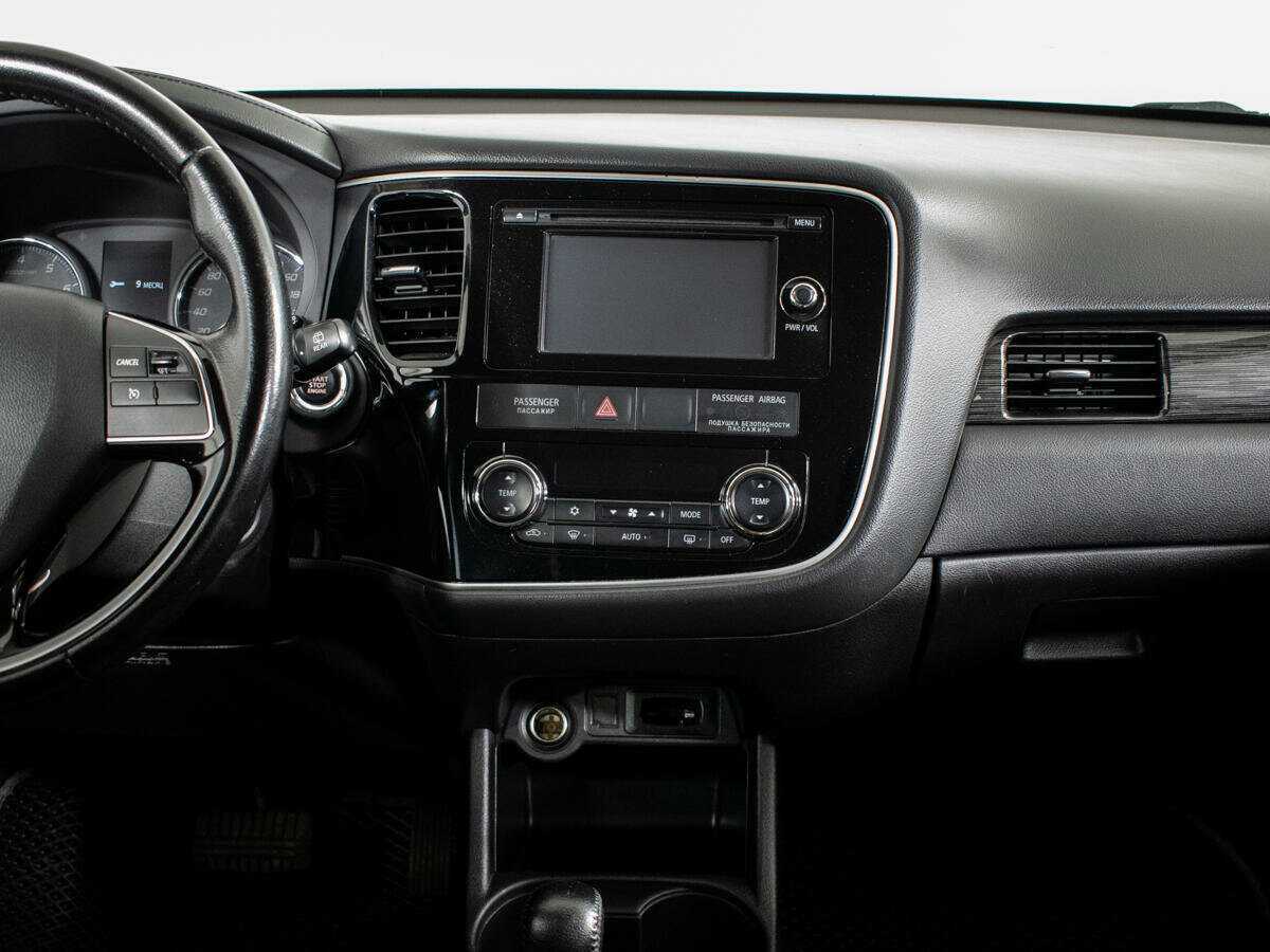 Б/У Митсубиши Оутлэндер 2016 года. Фото: #9