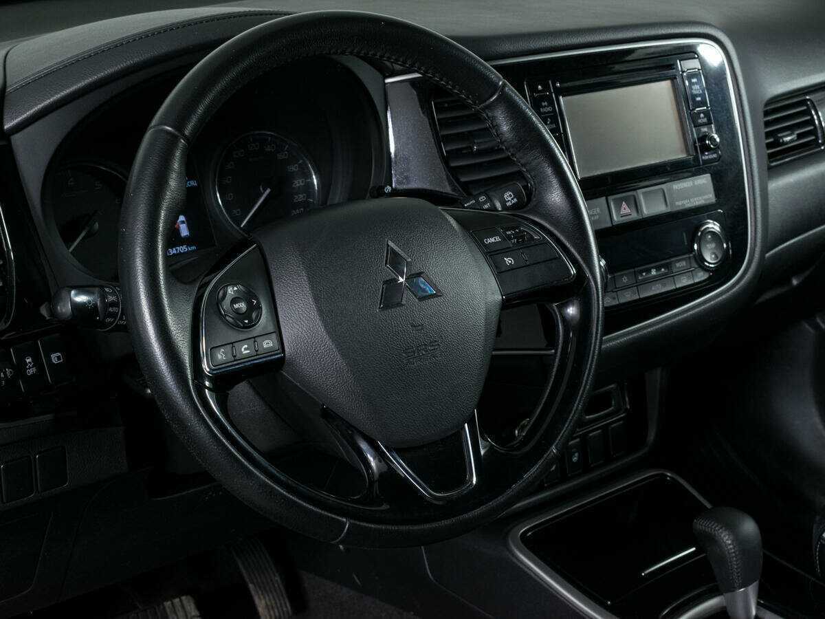 Б/У Митсубиши Оутлэндер 2017 года. Фото: #11