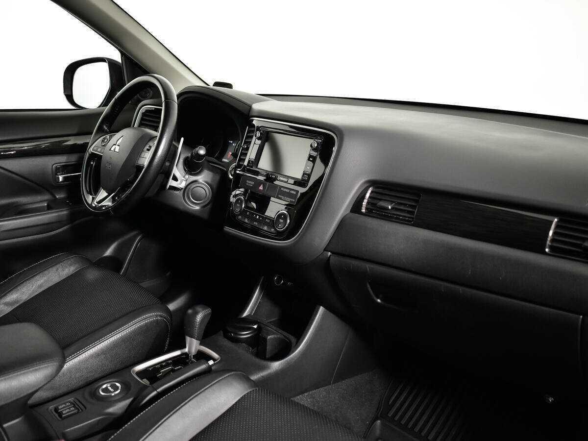 Б/У Митсубиши Оутлэндер 2016 года. Фото: #7