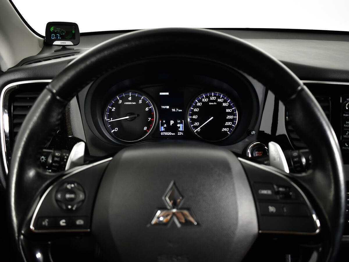 Б/У Митсубиши Оутлэндер 2016 года. Фото: #9