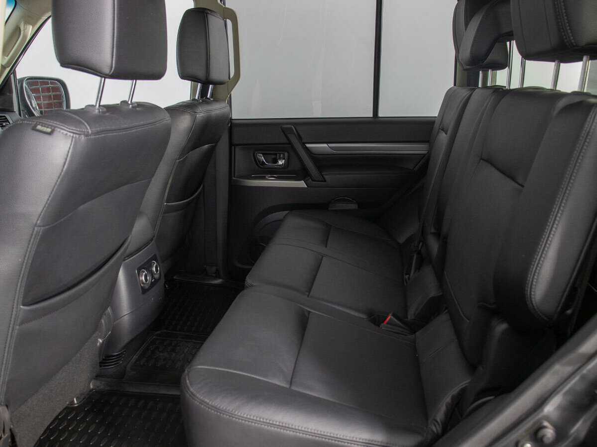 Mitsubishi Pajero 2017 года с пробегом. Фото: #12