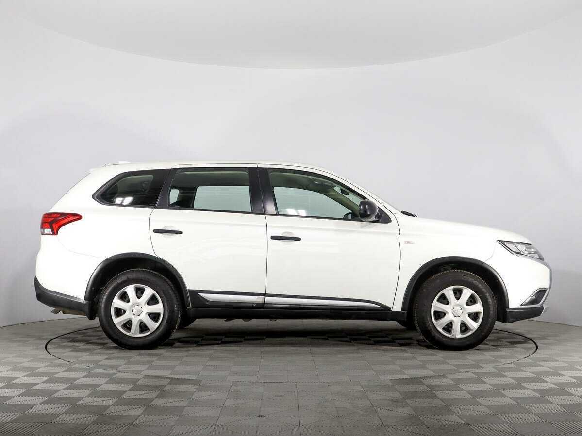 Б/У Митсубиши Оутлэндер 2018 года. Фото: #3