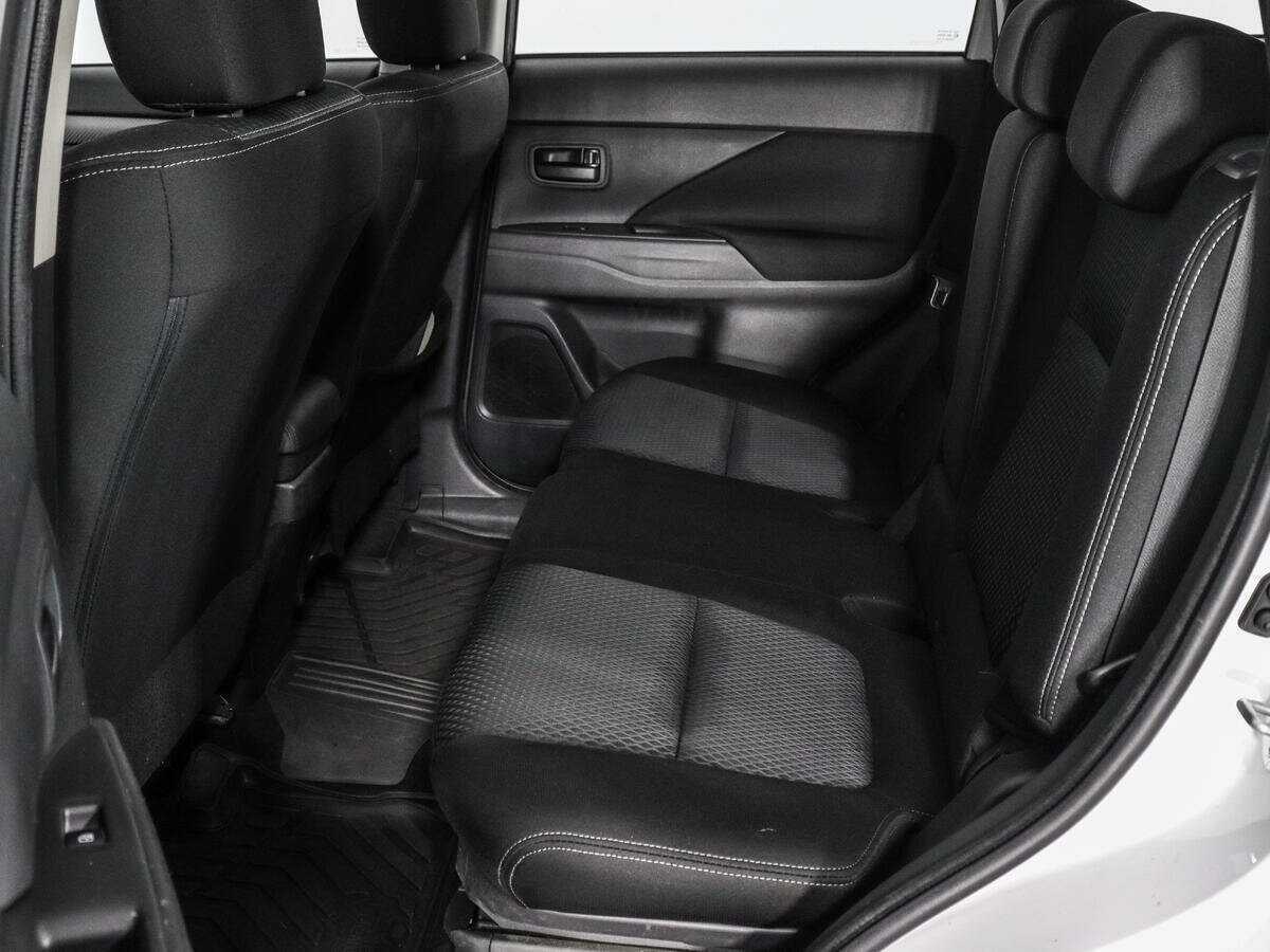 Б/У Митсубиши Оутлэндер 2018 года. Фото: #9