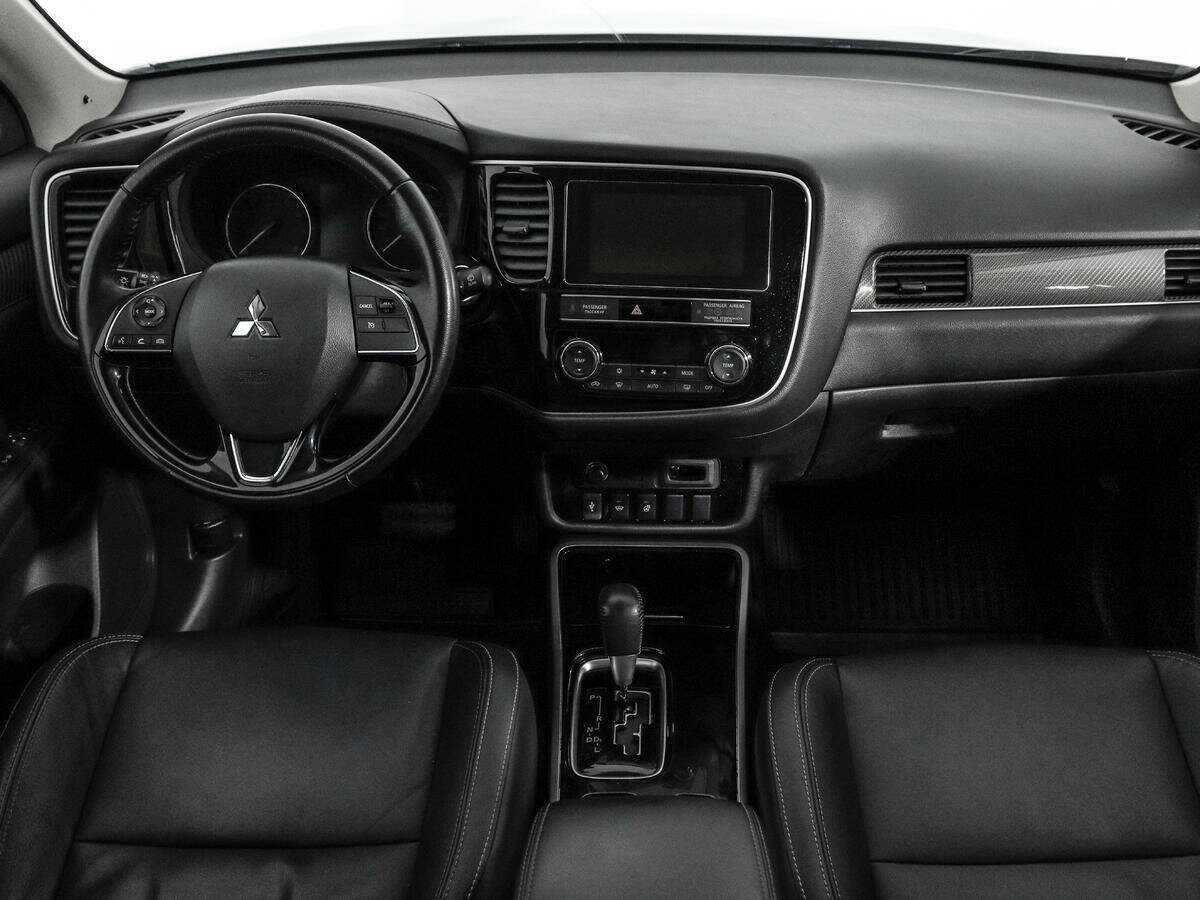 Б/У Митсубиши Оутлэндер 2019 года. Фото: #9