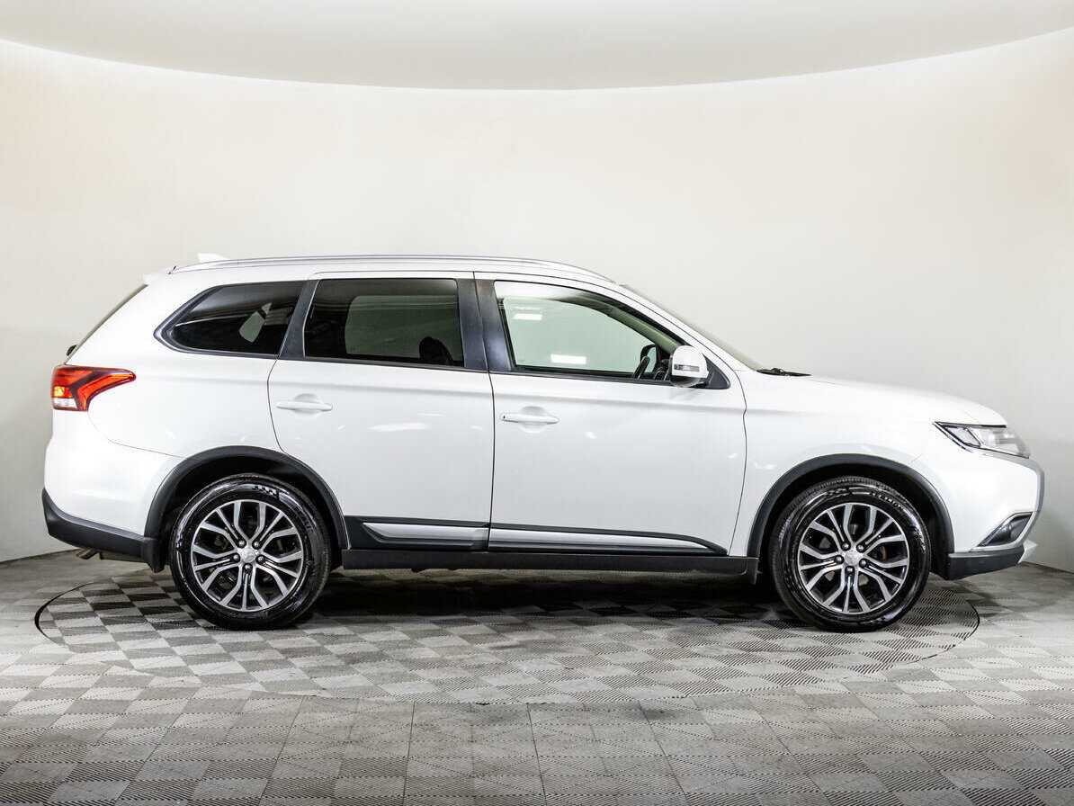 Б/У Митсубиши Оутлэндер 2017 года. Фото: #3