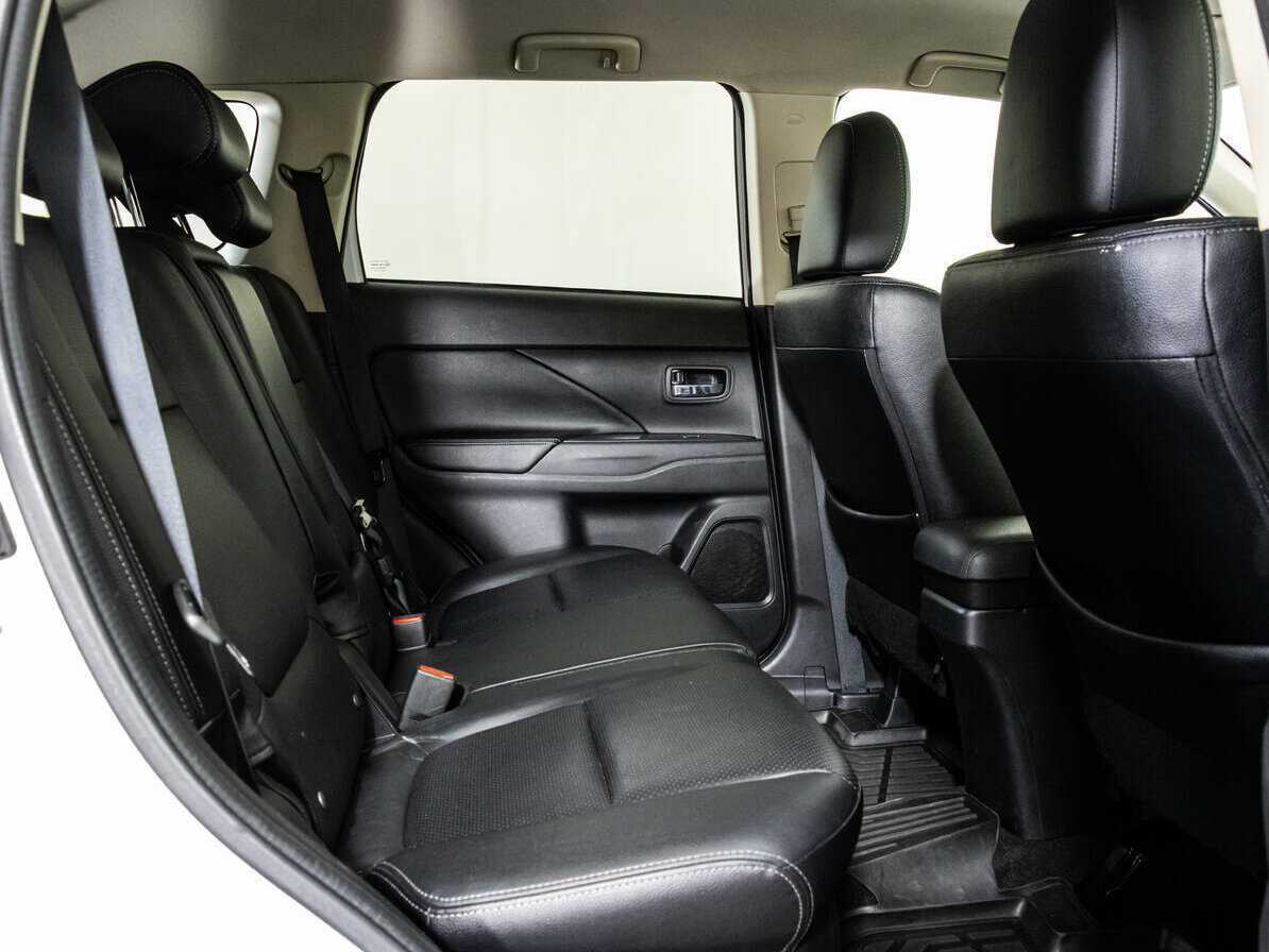 Б/У Митсубиши Оутлэндер 2017 года. Фото: #13