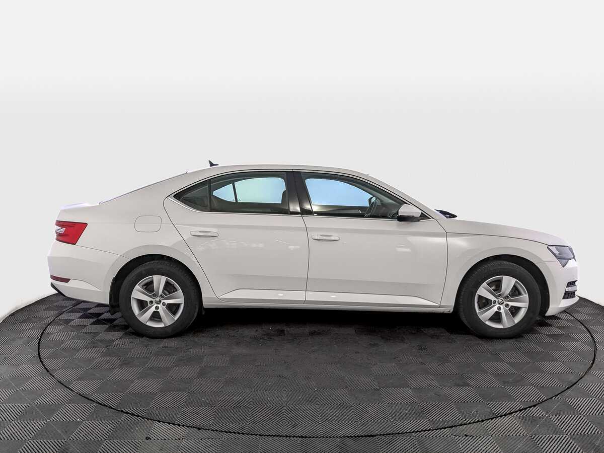 Skoda Superb 2021 года с пробегом. Фото: #3