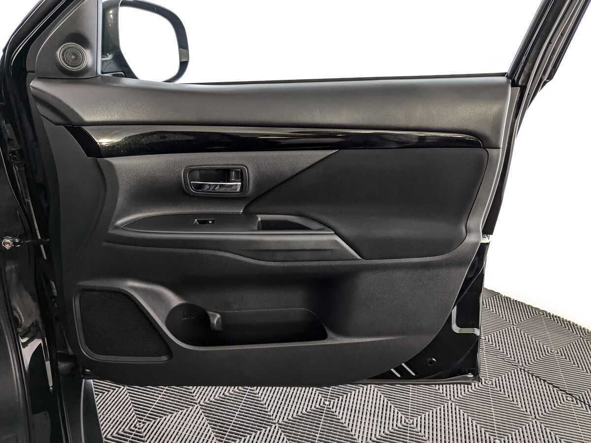 Б/У Митсубиши Оутлэндер 2019 года. Фото: #20