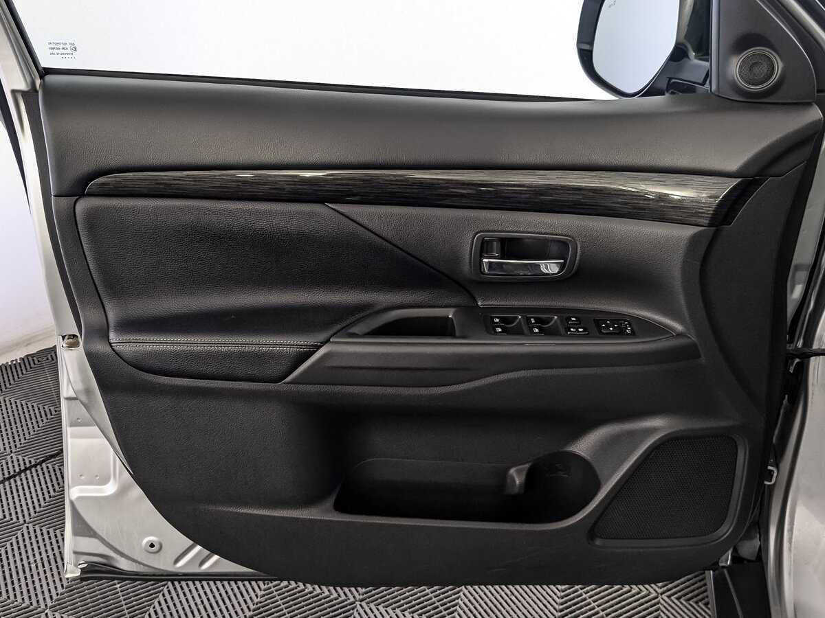 Б/У Митсубиши Оутлэндер 2017 года. Фото: #13