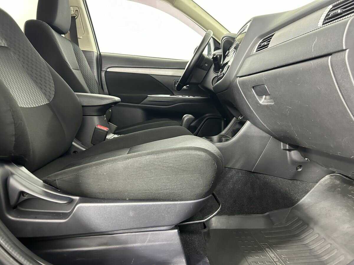 Б/У Митсубиши Оутлэндер 2015 года. Фото: #12