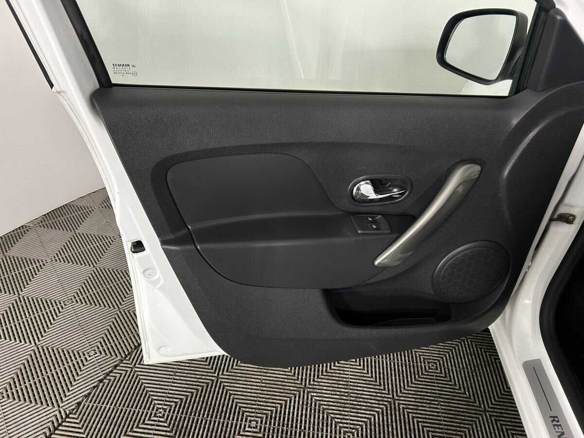 Б/У Рено Логан 2016 года. Фото: #7