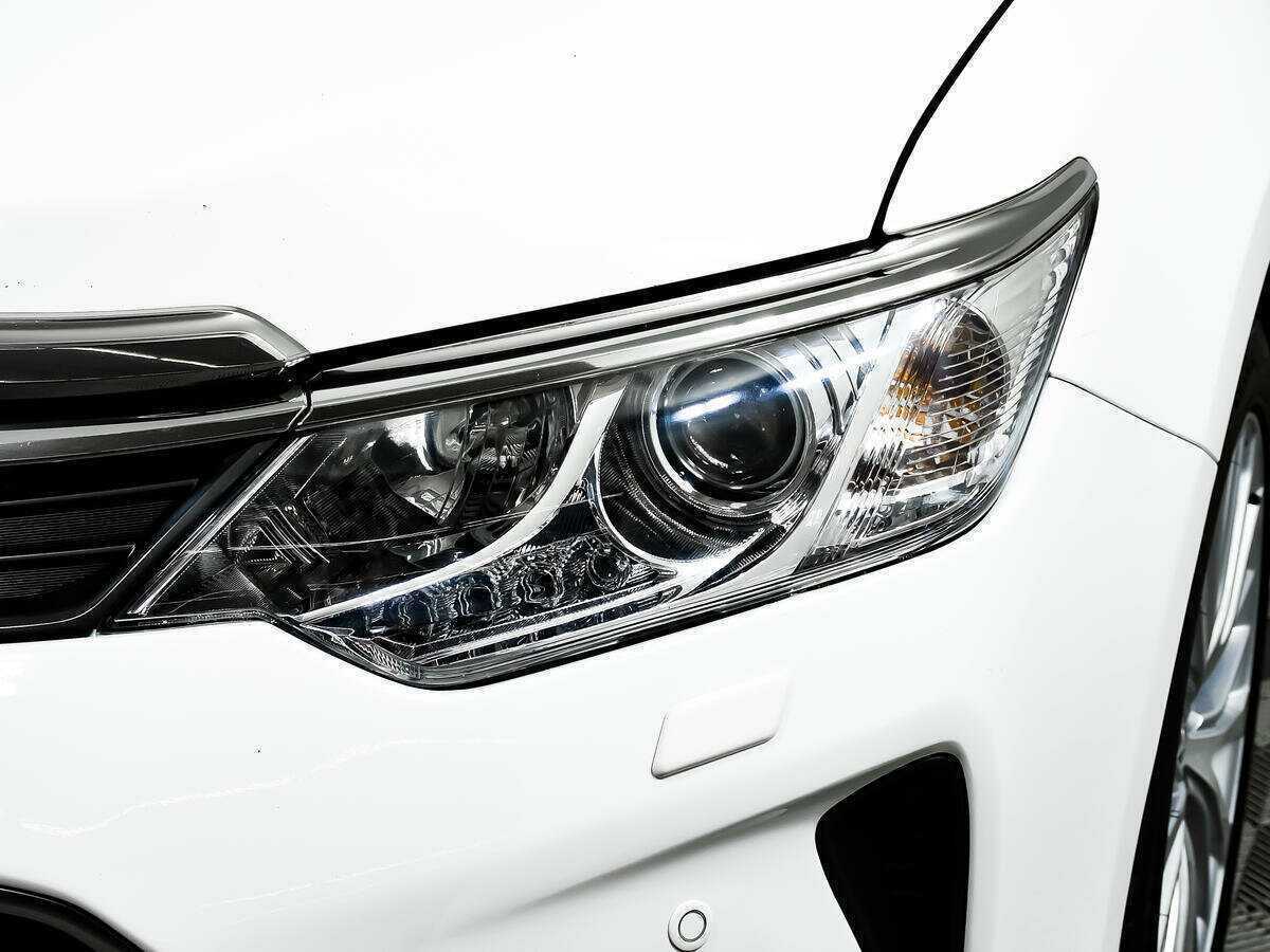 Б/У Тойота Камри 2015 года. Фото: #14